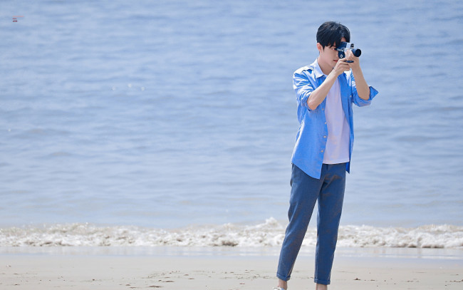 Обои картинки фото мужчины, xiao zhan, актер, камера, море