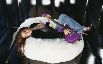 Картинка девушки lindsay+lohan шатенка жакет джинсы гитара пуфик