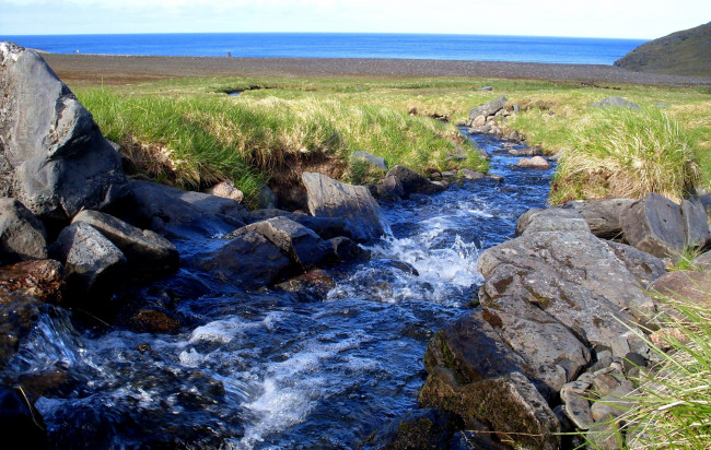 Обои картинки фото nordkapp, природа, реки, озера, горизонт, камни, галька, трава, ручей, поле, море