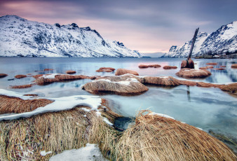 Картинка природа реки озера трава сухая берег пейзаж снег вода озеро лед зима горы
