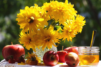Картинка еда натюрморт мед шиповник яблоки цветы