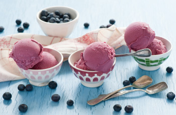 Картинка еда мороженое +десерты ложки ягоды черника десерт