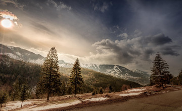 Картинка природа дороги небо облака солнце пейзаж склон дорога снег вершины горы румыния деревья