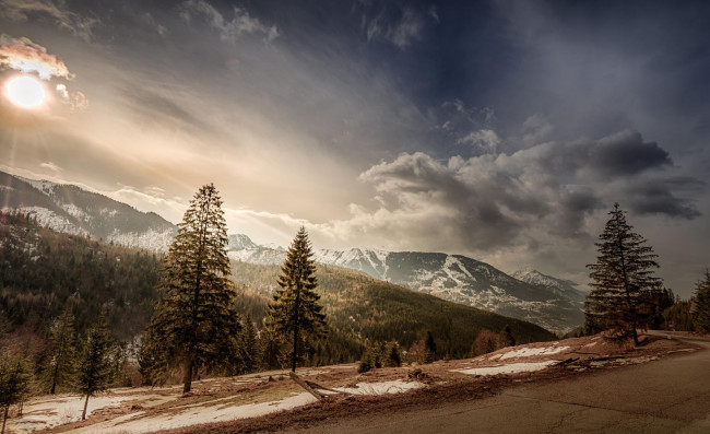 Обои картинки фото природа, дороги, небо, облака, солнце, пейзаж, склон, дорога, снег, вершины, горы, румыния, деревья
