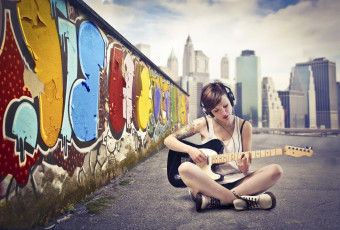 обоя музыка, - другое, татуировка, наушники, здания, дома, город, граффити, стена, улица, электрогитара, музыкант, гитаристка, девушка