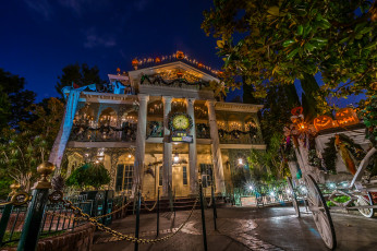 Картинка haunted+mansion +holiday+edition города диснейленд огни здания парк ночь