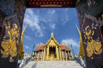 обоя temple of the emerald buddha with blue sky bangkok, города, - буддийские и другие храмы, религия, храм, восток