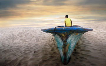Картинка корабли лодки +шлюпки песок мужчина закат берег лодка