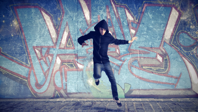 Обои картинки фото мужчины, - unsort, спорт, мужчина, парень, танец, движение, dance, капюшон, взлет, прыжок, стена, граффити, асфальт
