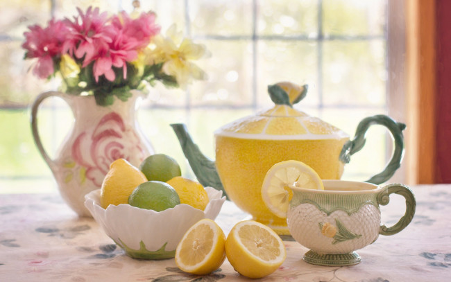 Обои картинки фото еда, цитрусы, стол, миска, лимоны, чашка, чайник, чай, ваза, цветы, окно