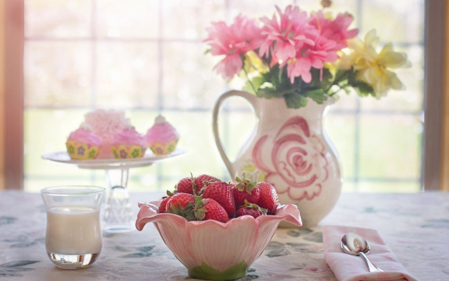 Обои картинки фото еда, клубника,  земляника, натюрморт, стол, миска, ягоды, стакан, молоко, пирожные, цветы, кувшин, окно