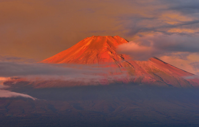 Обои картинки фото природа, горы, облака, небо, закат, Япония, гора, фудзияма