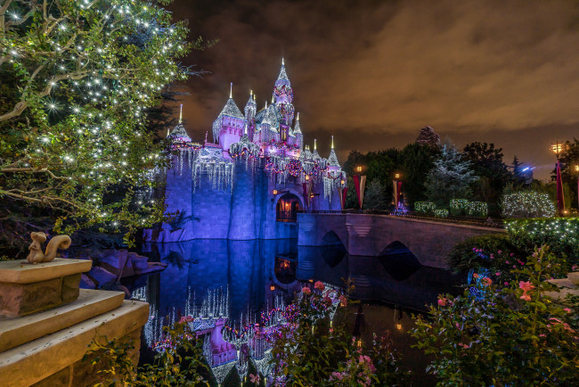 Обои картинки фото christmas castle sparkles, города, диснейленд, замок, ночь, парк