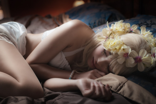Обои картинки фото девушки, -unsort , блондинки, цветы, блондинка, лежит, девушка
