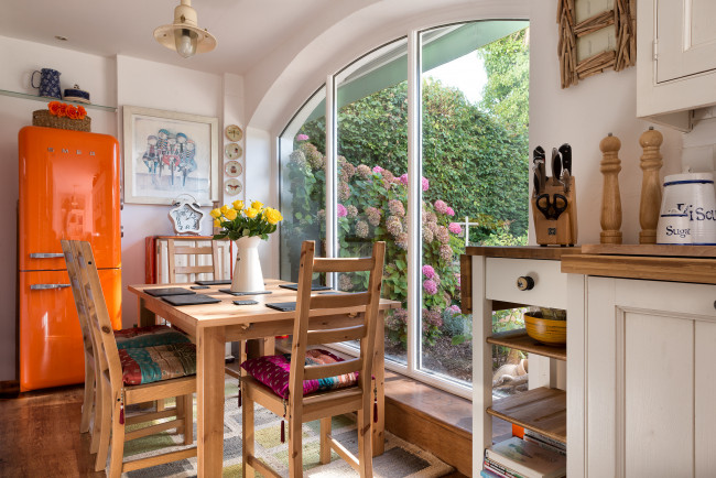 Обои картинки фото интерьер, кухня, стулья, стол, холодильник, гортензия, сад, окно, дизайн, розы