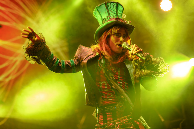 Обои картинки фото mad hatter from mad t party, музыка, - другое, микрофон, солист