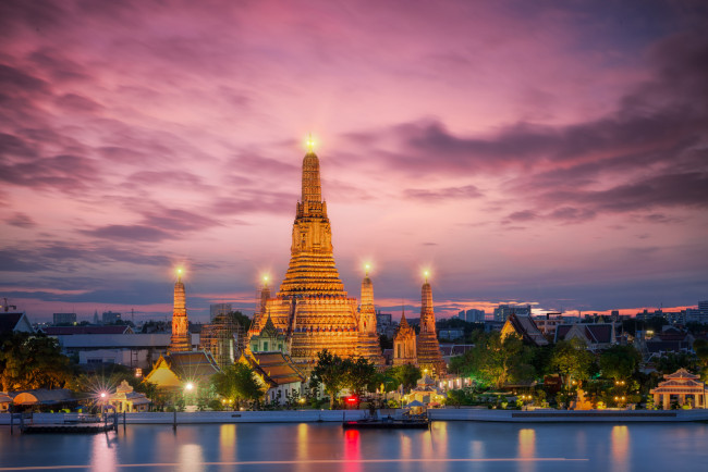 Обои картинки фото temple in bangkok, города, бангкок , таиланд, ночь, река, храм, огни