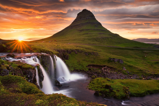 Обои картинки фото природа, водопады, облака, скалы, небо, вулкан, kirkjufell, гора, солнце, исландия