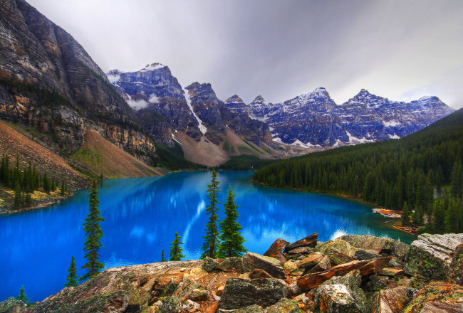 Обои картинки фото природа, реки, озера, лес, горы, canada, alberta, banff, national, park, moraine, lake, деревья, камни, скалы