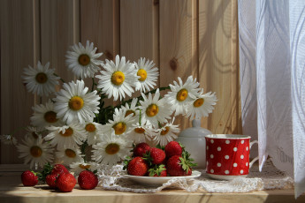 Картинка еда клубника +земляника натюрморт лето утро июнь завтрак дача ромашки