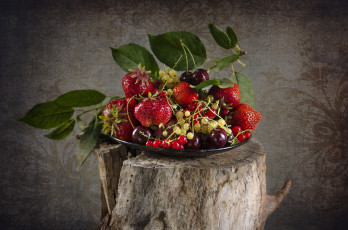 Картинка еда фрукты +ягоды ягоды смородина клубника миска много