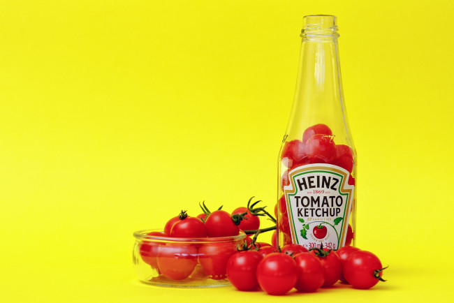 Обои картинки фото бренды, heinz, кетчуп, помидоры, чаша, бутылки