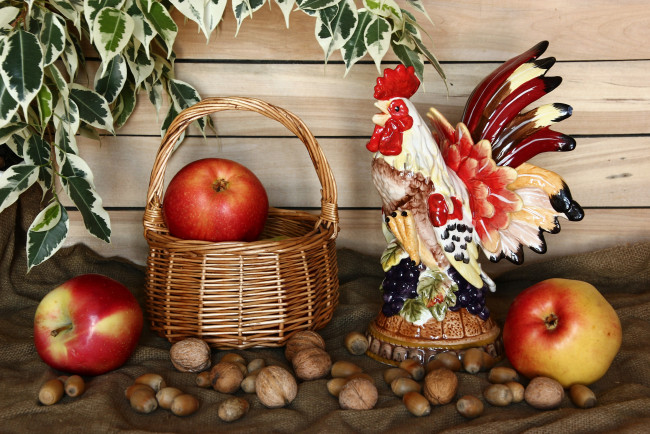 Обои картинки фото еда, натюрморт, яблоки, корзина, орехи, листья, фигурка, петух