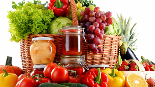Обои картинки фото еда, фрукты и овощи вместе, лимон, салат, виноград, перец, помидоры