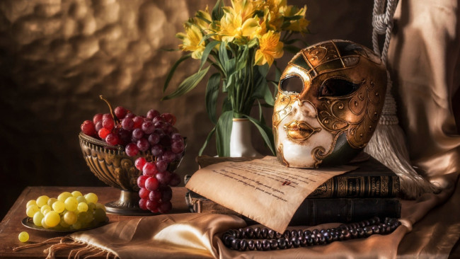 Обои картинки фото еда, виноград, маска, альстромерия