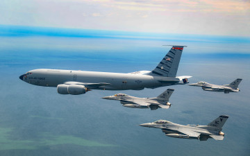 Картинка авиация боевые+самолёты boeing kc135 stratotanker военные самолеты заправщики general dynamics f16 fighting falcon ввс сша кс135r дозаправка в воздухе