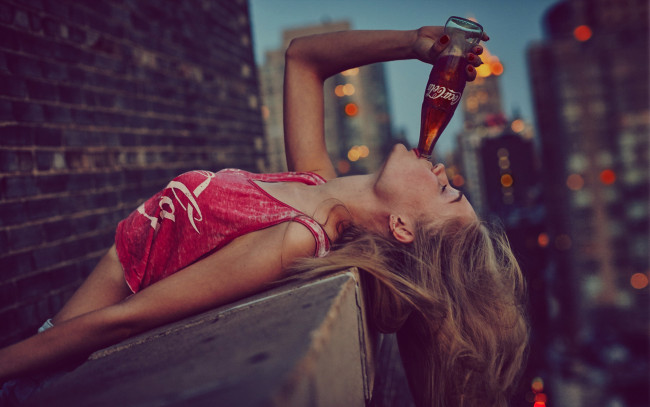 Обои картинки фото бренды, coca-cola, девушка, напиток