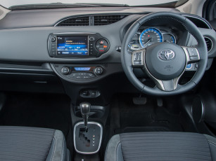 Картинка автомобили спидометры торпедо hybrid yaris toyota 2014г za-spec