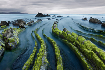 Картинка природа побережье пиренейский полуостров скалы камни испания бискайский залив баскские земли атлантический океан зеленые romavi calahorra photography