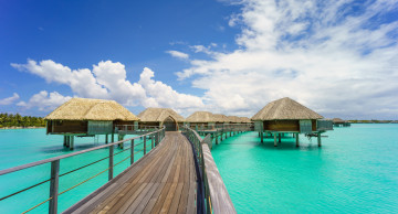 Картинка природа тропики море мостик домики песок солнышко пальмы пляж