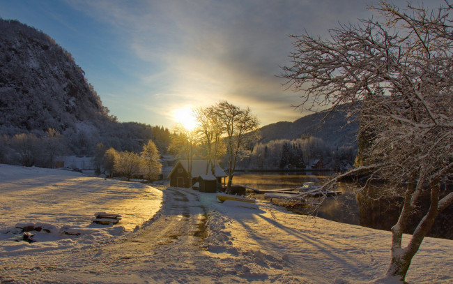 Обои картинки фото природа, зима, деревья, лодка, дорога, снег, река, домик, горы, облака, закат, солнце, небо, катер