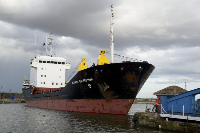 Обои картинки фото корабли, танкеры, танкер, the, tanker, berth, берег, причал, beach