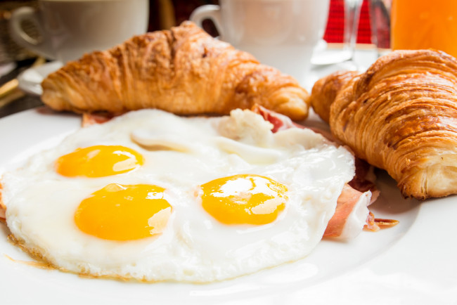 Обои картинки фото еда, разное, круассаны, яйца, бекон, завтрак