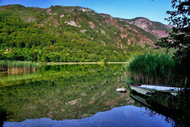 Обои картинки фото озеро boracko босния, природа, реки, озера, озеро, горы, трава, пейзаж