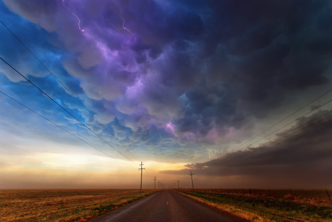 Обои картинки фото природа, молния,  гроза, облака, шторм, сша, дорога, техас