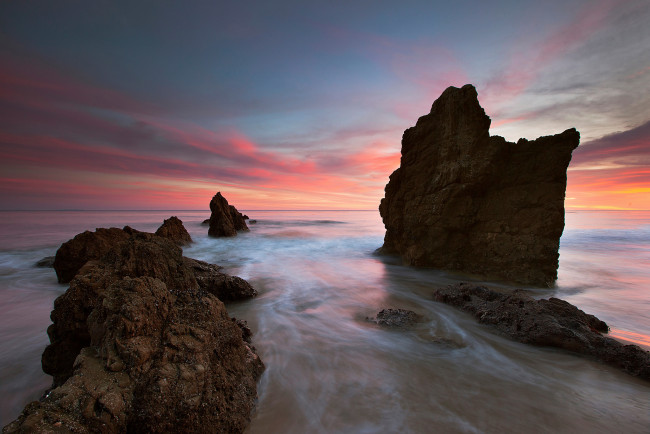 Обои картинки фото природа, побережье, пляж, вечер, небо, скалы, камни