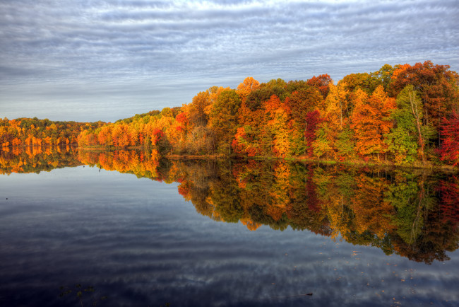 Обои картинки фото природа, реки, озера, отражения, небо, деревья, вода, осень, краски