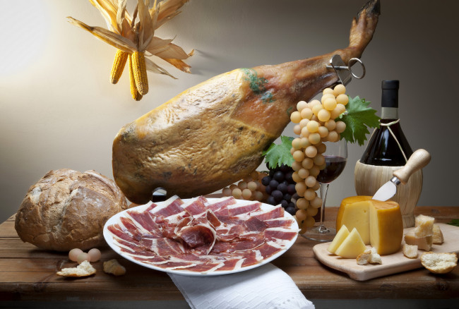 Обои картинки фото еда, натюрморт, ветчина, балык, сыр, виноград, хлеб, вино, бутылка