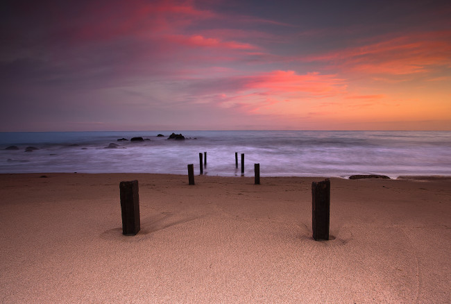 Обои картинки фото природа, побережье, краски, небо, песок, колья, пляж, выдержка, море