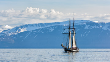 обоя корабли, парусники, облака, небо, исландия, море, парусник, iceland, горы, husavik
