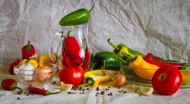 Обои картинки фото еда, овощи, перец, лук, натюрморт, помидоры, томаты