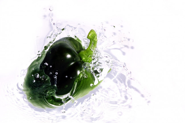 Обои картинки фото еда, перец, зеленый, вода