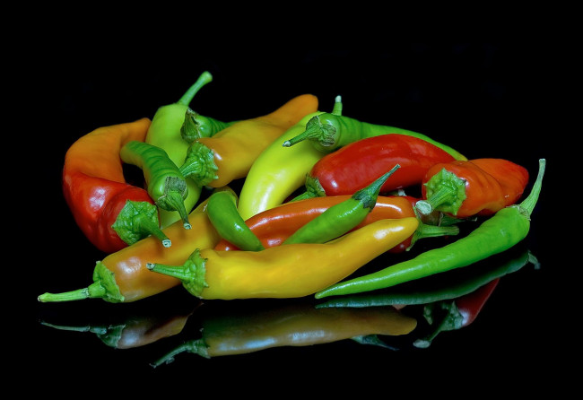 Обои картинки фото еда, перец, чёрный, фон, овощи
