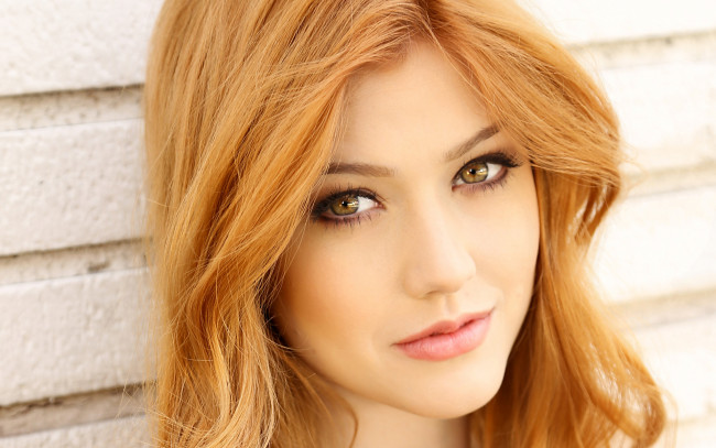 Обои картинки фото девушки, katherine mcnamara, рыжая, лицо, стена