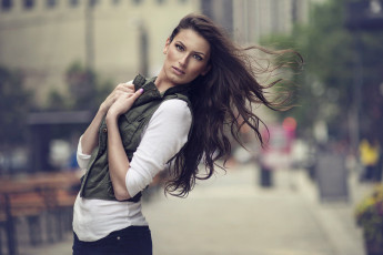 Картинка девушки -+брюнетки +шатенки девушка модель брюнетка красотка стройная поза причёска волосы ветер улица
