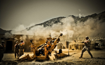Картинка оружие пушки ракетницы горы солдаты пыль